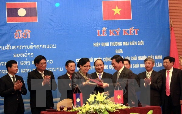 Signature de l’accord sur le commerce frontalier Vietnam-Laos