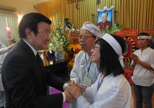 Le président de la République rend hommage au professeur Tran Van Khe