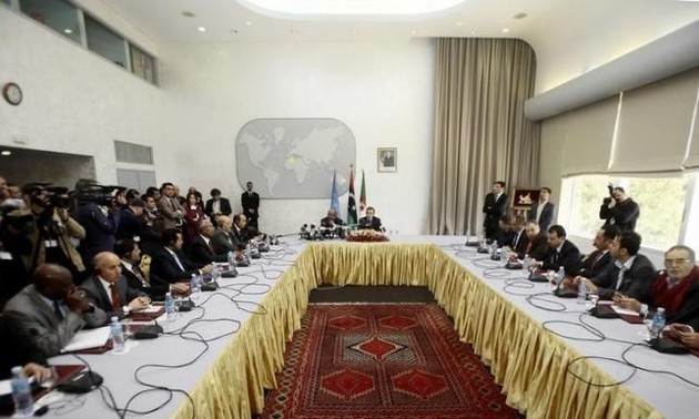 Premiers pourparlers directs entre parlements rivaux libyens