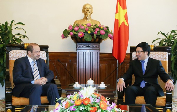 Nouveau ambassadeur algérien au Vietnam reçu par Pham Binh Minh