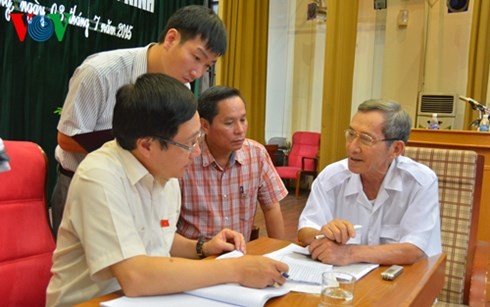 Le vice-Premier ministre Pham Binh Minh rencontre les électeurs d’Halong