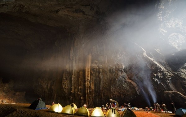 Les touristes étrangers affluent vers la grotte de Son Doong 