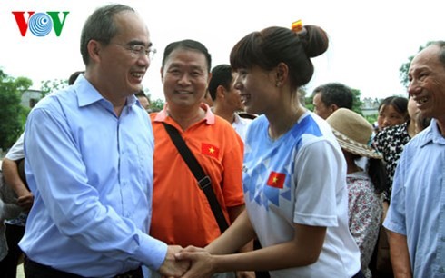 Nguyen Thien Nhan offre des cadeaux à l’athlète Nguyen Thi Huyen 