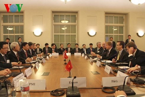 Nguyen Phu Trong à la table-ronde avec des grandes entreprises américaines