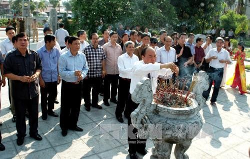 Nguyen Xuan Phuc offre de l’encens en mémoire de Nguyen Van Cu