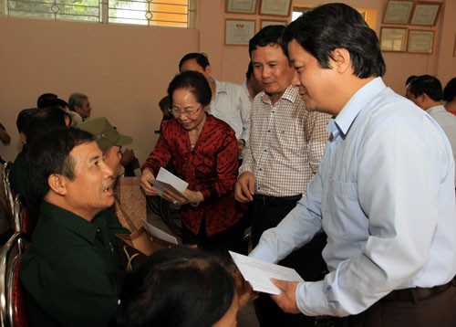 Nguyen Thi Doan rend visite aux personnes méritantes à Phu Tho