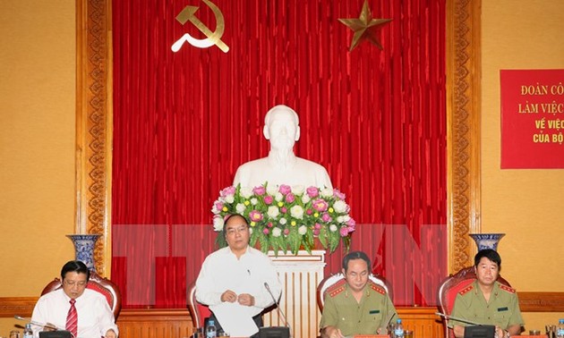 Nguyen Xuan Phuc travaille avec le comité du Parti pour le secteur de la sécurité publique 