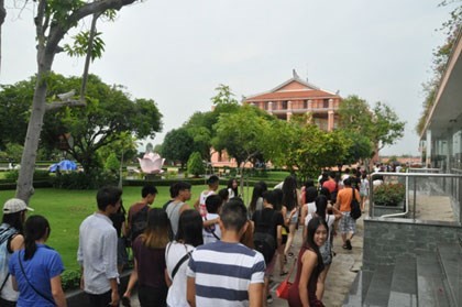 Les jeunes Vietkieu rendent hommage au président Ho Chi Minh