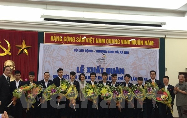 Départ des Vietnamiens à la 43ème compétition mondiale du savoir-faire