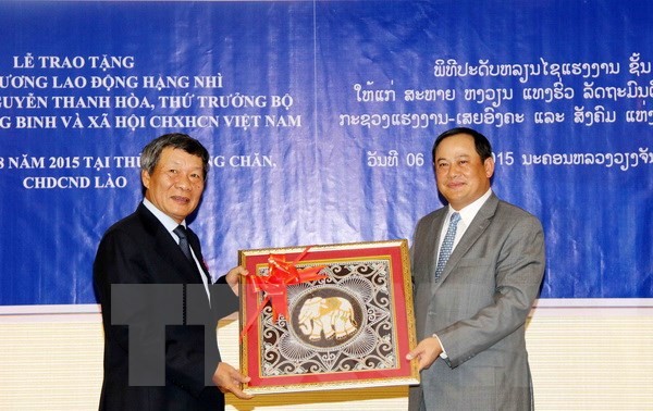 Le Laos remet l’ordre du Travail à un vice-ministre vietnamien