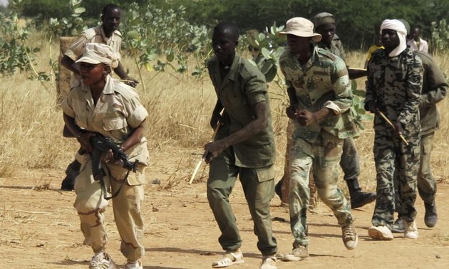 Prise d'otages au Mali: 5 militaires et 2 assaillants tués selon le gouvernement