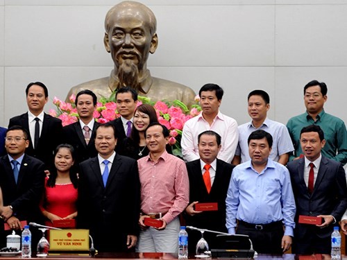 Vu Van Ninh rencontre une centaine de jeunes entrepreneurs illustres de 2015