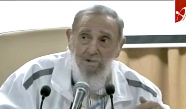 Remise du portrait de Fidel Castro à l’ambassade de Cuba au Vietnam