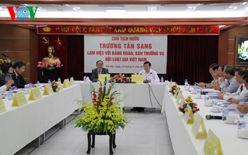 Le président Truong Tan Sang travaille avec l’Association des juristes