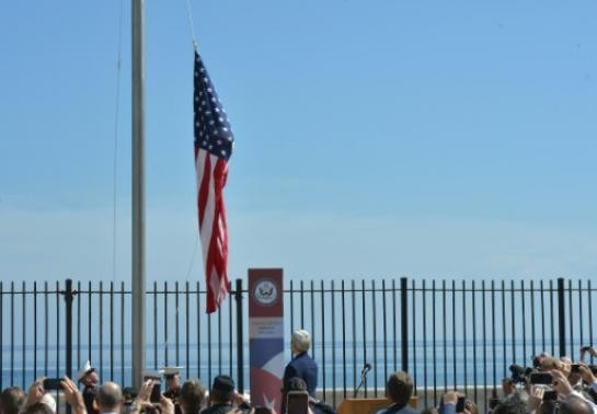 Premier drapeau américain hissé à Cuba depuis 54 ans