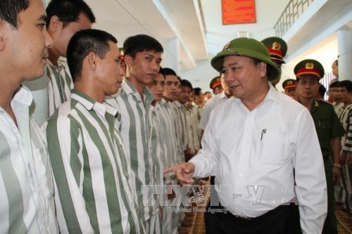 Nguyen Xuan Phuc vient contrôler le travail d’amnistie dans la prison de Xuan Loc