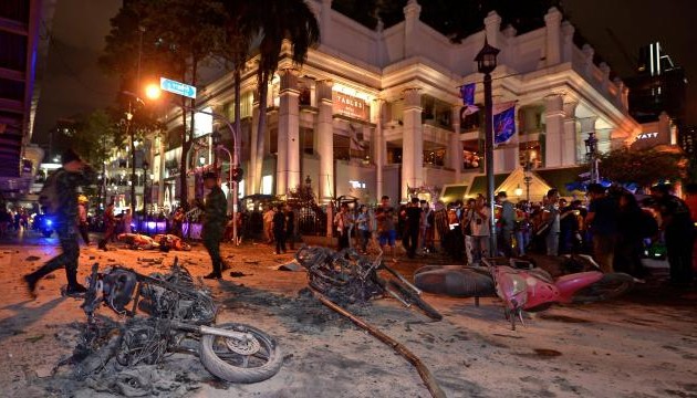 Une bombe explose en plein centre de Bangkok, faisant une vingtaine de morts