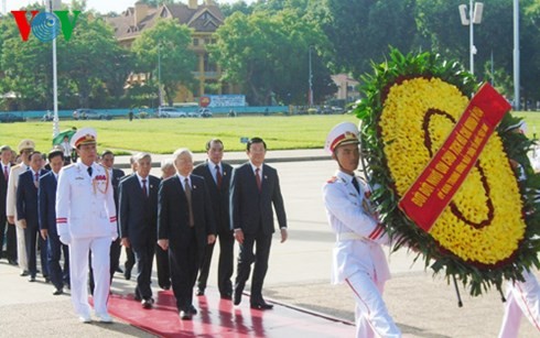 Les dirigeants rendent hommage au président Hô Chi Minh et aux héros morts pour la patrie