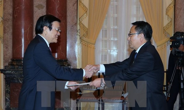 Truong Tan Sang reçoit les nouveaux ambassadeurs 