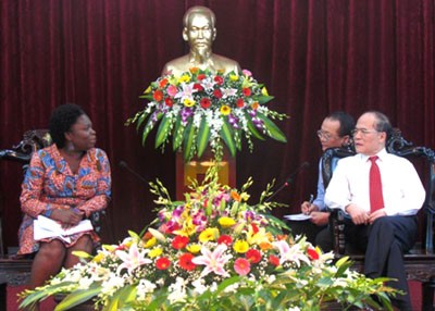 Nguyen Sinh Hung reçoit la directrice de la Banque mondiale au Vietnam