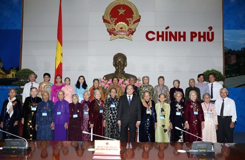 Nguyen Xuan Phuc reçoit les mères vietnamiennes héroïques de Tien Giang