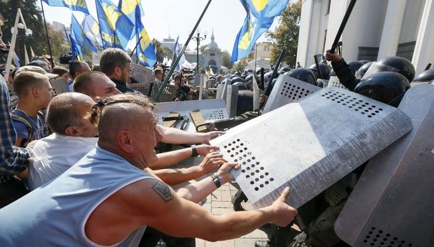 Une réforme constitutionnelle tourne à la bataille rangée à Kiev
