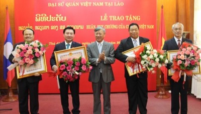Le Vietnam honore certains responsables laotiens