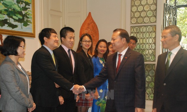 Vu Van Ninh visite l’ambassade du Vietnam en Belgique