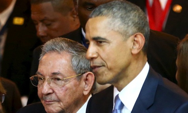 Obama et Castro discutent de leur rapprochement
