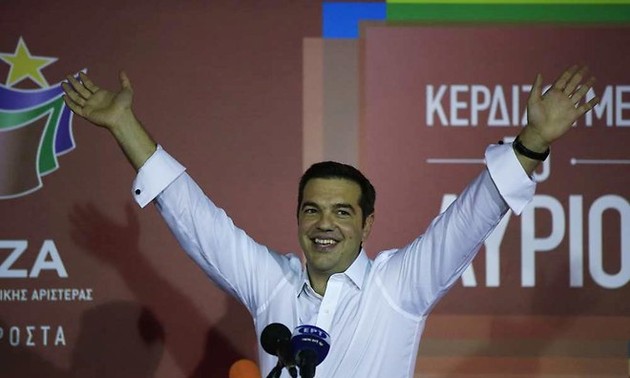 Grèce : les défis qui attendent Alexis Tsipras après sa victoire aux législatives