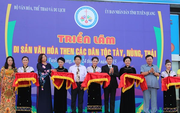 Vernissage à Tuyen Quang d’une exposition sur le chant Then 