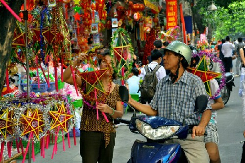La fête de la mi-automne bat son plein à Hanoi