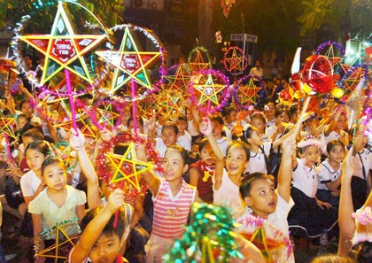 La fête de la mi-automne pour les enfants en difficulté à Hue et à Lao Cai