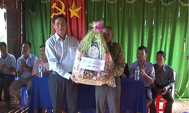 Distribution de cadeaux aux bonzes et familles khmers à l’occasion de la fête Sene Dolta