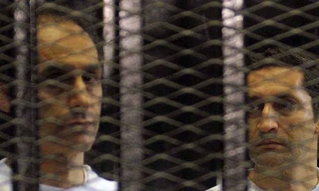 La justice égyptienne ordonne la remise en liberté des fils Moubarak