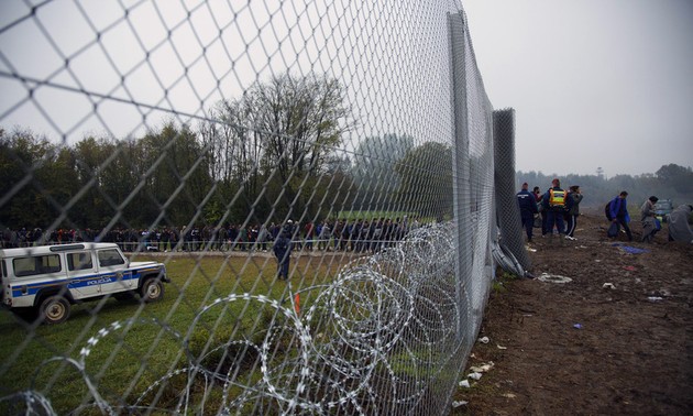 Migrants : la Hongrie fermera sa frontière avec la Croatie à minuit