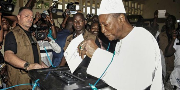 Guinée: majorité absolue pour le président sortant Alpha Condé au 1er tour