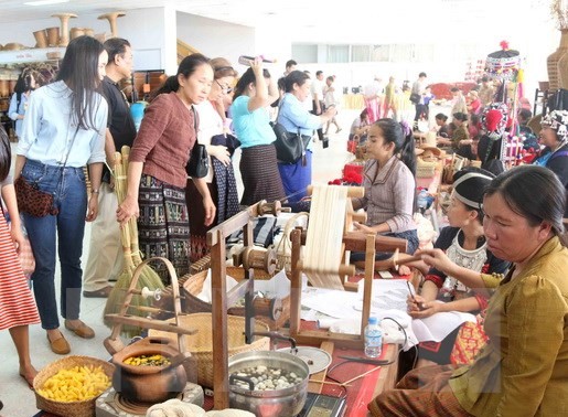 Le Vietnam à la foire des produits artisanaux du Laos 2015