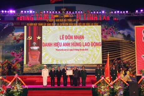 Lào Cai reçoit le titre de ville héroïque