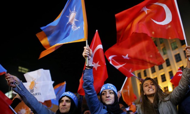 Législatives en Turquie: vers une majorité absolue pour l'AKP