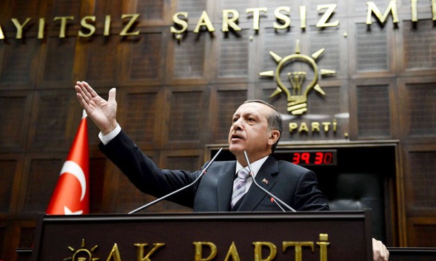 Turquie : l'AKP remporte une large victoire