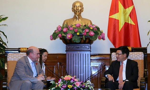 Le chef d’Etat-Major adjoint de la Défense britannique reçu par Pham Binh Minh