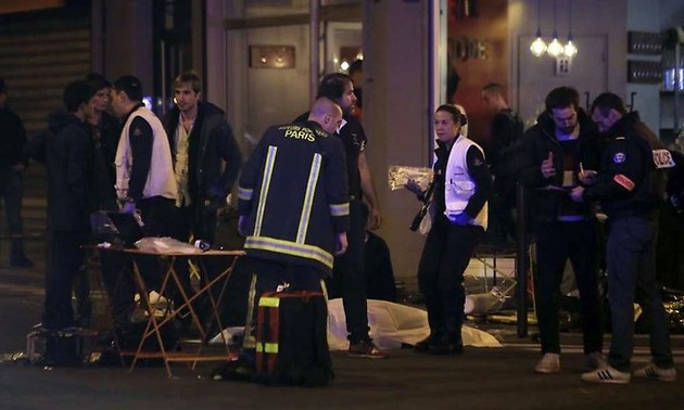 Terrorisme dans Paris : 7 lieux visés, au moins 120 morts