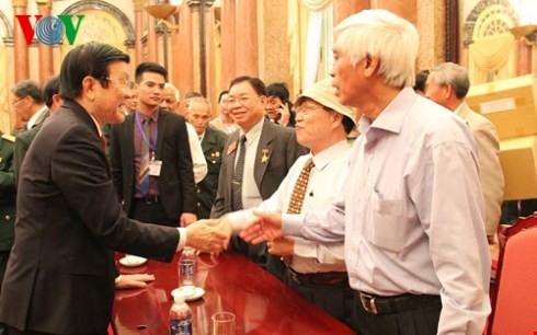 Truong Tan Sang rencontre des anciens prisonniers de guerre