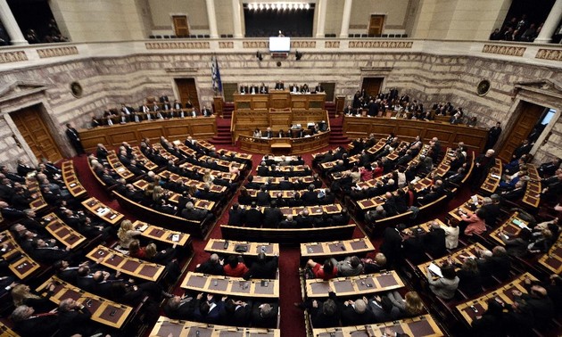 Le Parlement grec adopte un budget 2016 "rude"