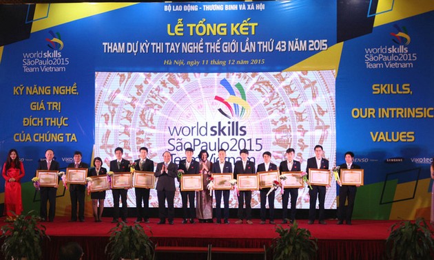 Honneur aux Vietnamiens primés au concours mondial des métiers 2015