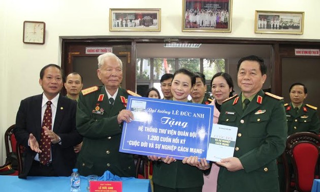 Le Département politique reçoit les mémoires du général Le Duc Anh