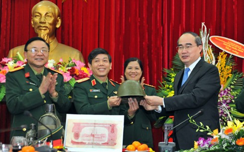 Nguyen Thien Nhan en visite au musée d’histoire militaire du Vietnam 