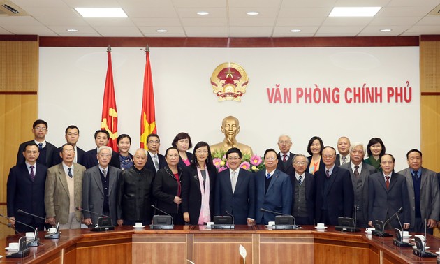 Pham Binh Minh reçoit les participants au forum populaire Vietnam-Chine