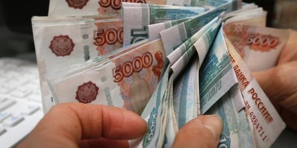 Russie: le rouble poursuit sa chute